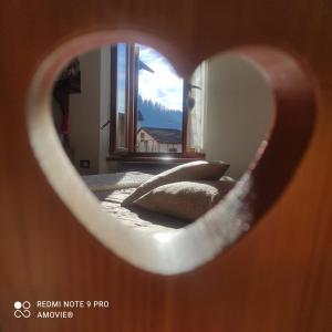 卡斯泰洛泰西諾的住宿－Casa Gaudia，心形镜子中的床的反射