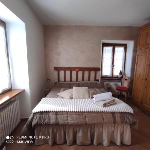 una camera con un grande letto di Casa Gaudia a Castello Tesino