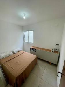 - une petite chambre avec un lit et un bureau dans l'établissement Apartamento 02 quartos para o Carnaval - Olinda, à Olinda