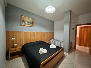 1 dormitorio con 1 cama con 2 toallas en Da Bosio, en Genga