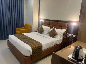 Vuode tai vuoteita majoituspaikassa Hotel Landridge - HITECH City Hyderabad