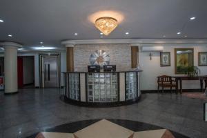a lobby with a reception desk in a building at Hotel Apollo in Uberlândia