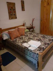 ein Bett in einem Zimmer mit einem Tisch mit Handtüchern darauf in der Unterkunft CASONA DELVUELO in Unquillo