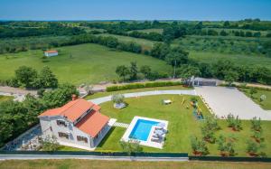 z góry widok na dom z dużym ogródkiem w obiekcie Traumhafte Villa mit privatem Pool, WLAN, Kinderspielplatz und großen Garten mit Grill w mieście Marčana