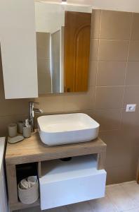 een badkamer met een wastafel en een spiegel bij La casa di Eva e Zoe in Albano Laziale