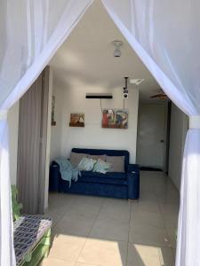 ein Wohnzimmer mit einem blauen Sofa in einem Zimmer in der Unterkunft Rosa de Cafeto in Montenegro