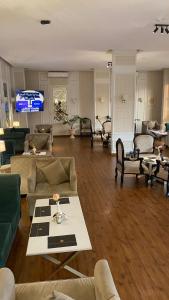فندق وايت هافن في Sūq al Aḩad: غرفة معيشة مع كنب وطاولة