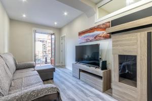 Biator apartment by People Rentals في باساوري: غرفة معيشة مع أريكة ومدفأة