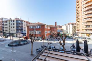 バサウリにあるBiator apartment by People Rentalsのベンチや木々、建物が並ぶ街道