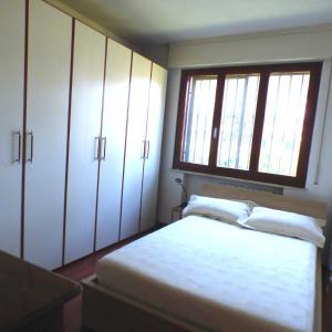 a bedroom with a bed and cabinets and a window at Girasoli in Pisa