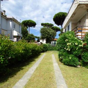 a path in a yard next to a house at Girasoli in Pisa