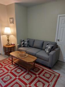 a living room with a couch and a coffee table at Appartement Cartier in Longueuil
