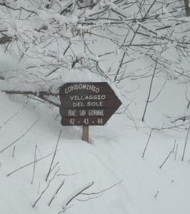 a sign in the snow next to some trees at Sulle piste in Limone Piemonte