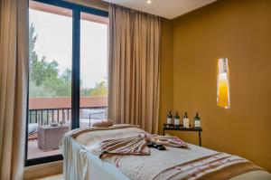 Postel nebo postele na pokoji v ubytování Al Maaden Villa Hotel & Spa