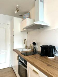 cocina con fregadero y encimera en Appartement T2 hyper centre, en Dieppe