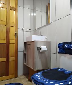 Ванна кімната в Cabana Pequeno Bosque com deck e vista p/ o rio