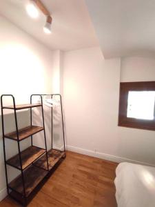 una habitación con un estante en la esquina de una habitación en Appartement indépendant dans une maison calme en Amancy