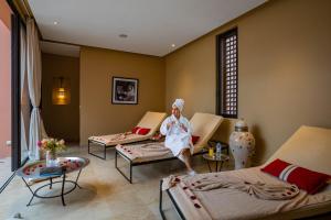 Posezení v ubytování Al Maaden Villa Hotel & Spa