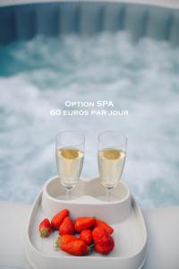 two glasses of wine and strawberries on a tray at Loft sur l'eau en centre-ville de Compiègne in Margny-lès-Compiègne