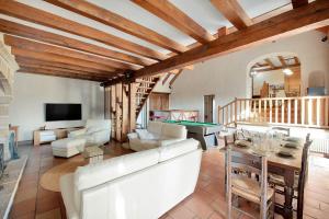 a living room with a couch and a table at Domaine du Segala in Bagnac