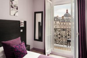 巴黎的住宿－阿爾根松酒店，一间卧室设有窗户,享有建筑的景色