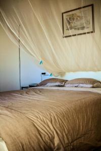 1 dormitorio con 1 cama con mosquitera en Villa Buena Vista, en Cala Pi