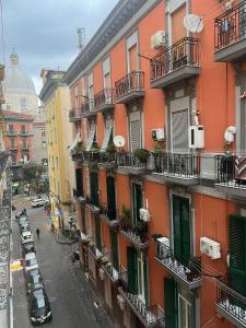 B&B La Canzonetta في نابولي: عمارة سكنية بلكونات وسيارات على شارع