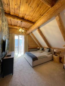Postel nebo postele na pokoji v ubytování Zrub Mrázik + 27 fotografií