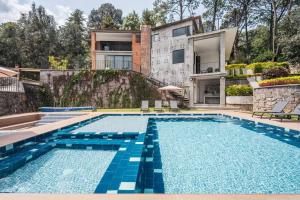 - une piscine en face d'une maison dans l'établissement La Fábrica #7 Averly, à Valle de Bravo