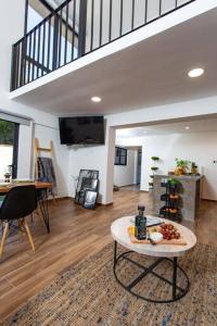 un soggiorno con tavolo e frutta di La Fábrica #7 Averly a Valle de Bravo