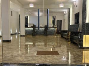 een lobby met stoelen en een glazen wand bij La Antilia Luxury in Pondicherry