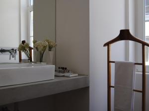 The 8 - Downtown Suites tesisinde bir banyo