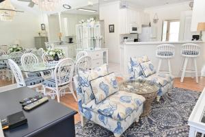een woonkamer met blauwe en witte stoelen en een tafel bij Sandpiper Cove Unit 4206 in Destin