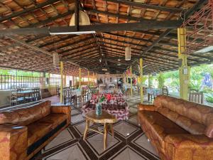 a living room with couches and a table at Pousada Umuarama in Salvaterra