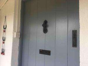 een witte deur met verschillende soorten artikelen erop bij Knockanree Cottage-Quiet, tranquil country hideaway in Avoca