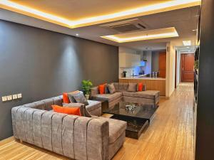 Two bedroom suite, Gold crest Mall في لاهور: غرفة معيشة مع أريكة وطاولة