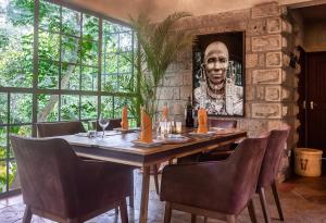 Un restaurante o sitio para comer en The Jungle Oasis with heated pool