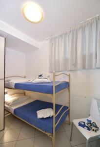 - une chambre avec 2 lits superposés et une fenêtre dans l'établissement Trilo_Mina 3, à Cattolica