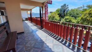 uma varanda com um corrimão vermelho e vista para a água em HOTEL OCCIDENTAL David Chiriqui em David