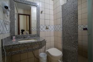 Bilik mandi di Hotel Apollo