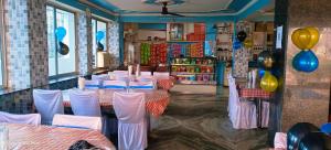 Aurangābād的住宿－New Gurudeo Basera And Family Restaurant，一间带桌椅和气球的用餐室