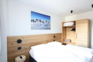a bedroom with two beds and a picture on the wall at Casa Montana in Commezzadura