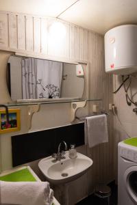 Et badeværelse på Best Located Duplex Apartment + 16 billeder