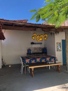 a bench in front of a building with a sign at Casa com 7 quartos e área ampla in Alcobaça