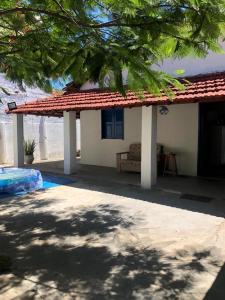 a house with a roof with a bench in front of it at Casa com 7 quartos e área ampla in Alcobaça