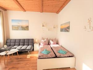 a living room with two beds and a couch at R1 - Urlaubsmagie - Bad Schandau fußläufig, Garten in Rathmannsdorf
