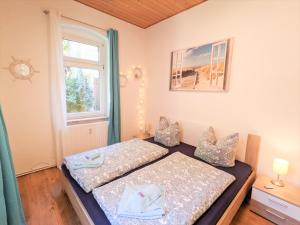 a bedroom with two beds and a window at R1 - Urlaubsmagie - Bad Schandau fußläufig, Garten in Rathmannsdorf +26 photos
