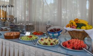 een buffet met groenten en fruit op een tafel bij Delfinia Hotel & Bungalows in Mithimna