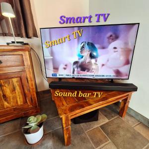 TV a/nebo společenská místnost v ubytování Sole & Lago-Lake