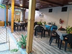 un restaurante con mesas y sillas en un suelo de madera en Fuvahmulah inn, en Fuvahmulah